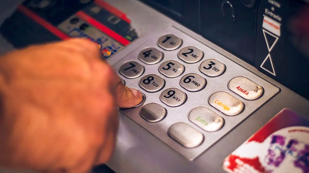 ¡Cuídate de los 'talladores' de tarjetas! Así es como operan para robarte en el cajero