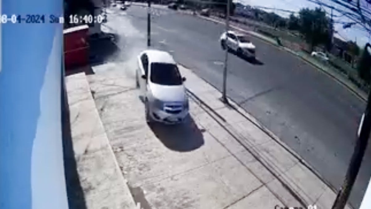 VIDEO Hombre pierde el control de su vehículo y muere al estrellarse contra un muro