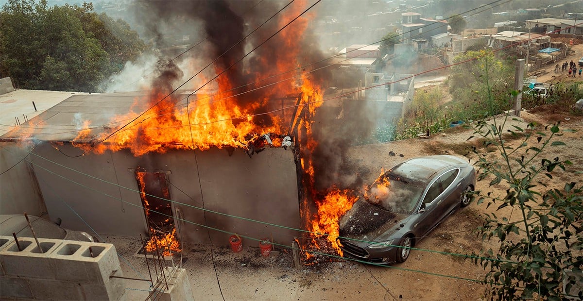 VIDEO Intenta cargar su Tesla con un ‘diablito’, termina incendiando el carro y una casa