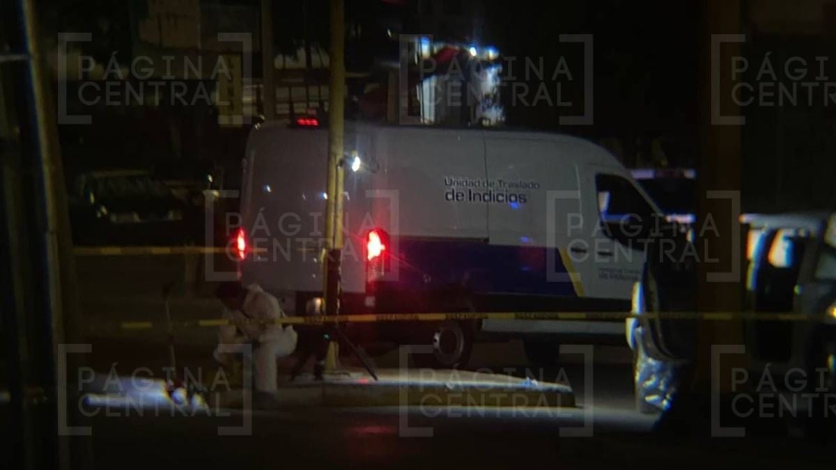 Joven platicaba con sus amigos afuera de una casa y motosicarios lo mataron a balazos