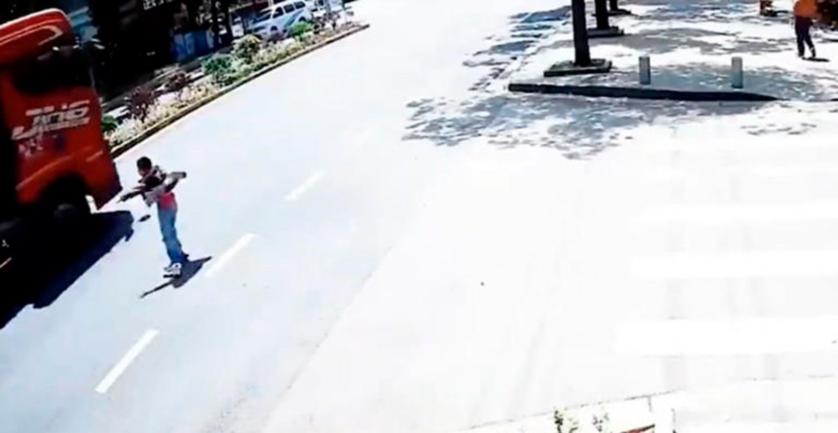 VIDEO Joven en patines sale disparada hacia bulevar, no puede frenar y la arrolla camión