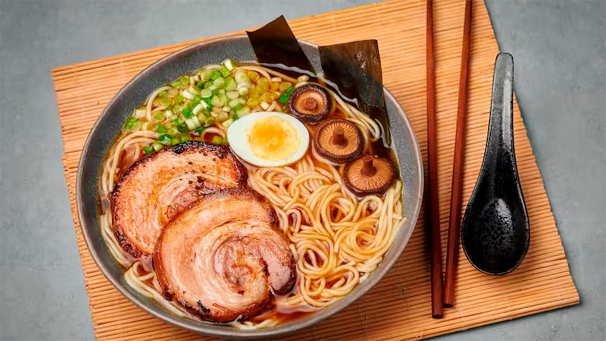 Chef presume vender experiencias culinarias con ramen, descubren que era sopa instantánea