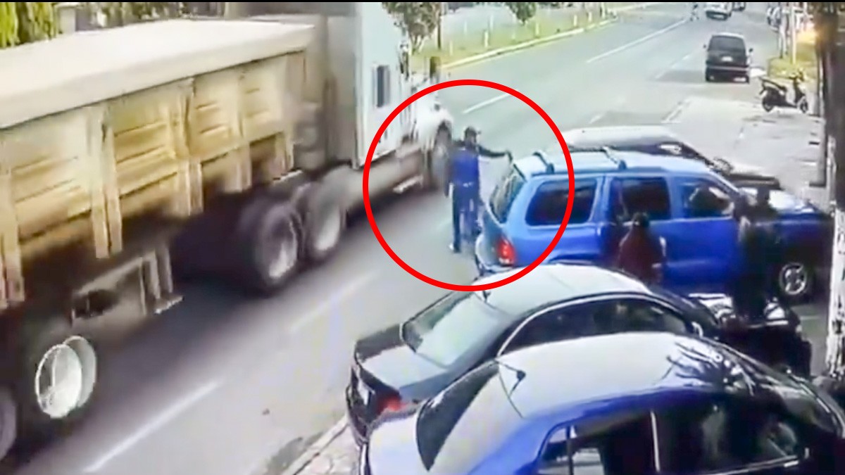 VIDEO Camioneta aplasta a 'viene, viene' contra las llantas de un camión en movimiento