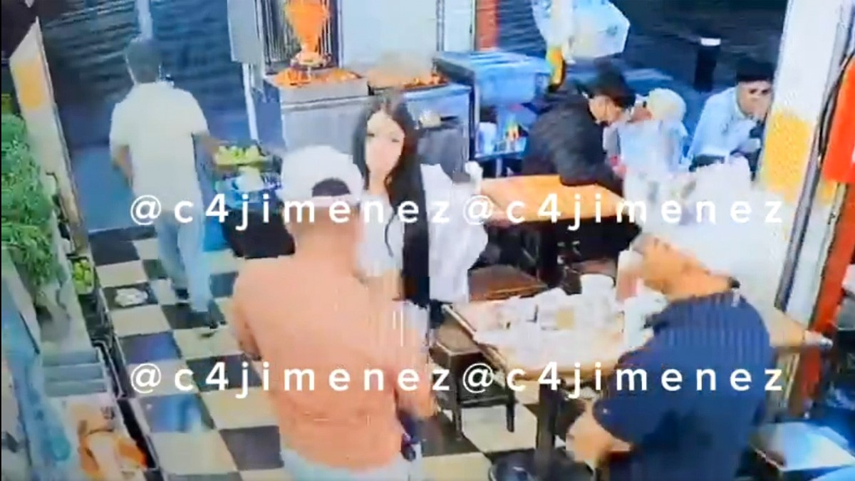 VIDEO Comensales terminan su comida, pagan y sacan una pistola para asaltar a los clientes