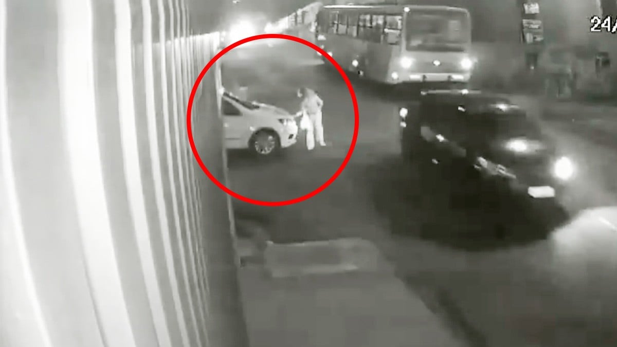 VIDEO Automovilista aparentemente cede el paso a una mujer para luego atropellarla