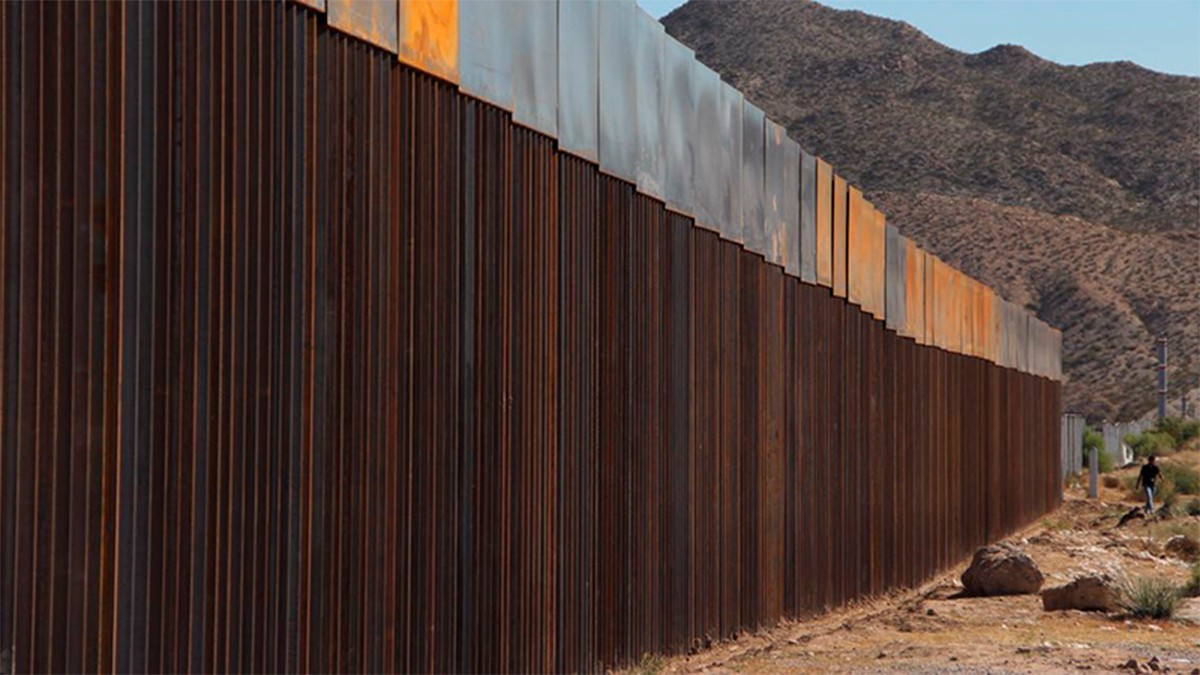 ¡Pesadilla americana! Encuentran a niña de 2 años caminando sola en el muro fronterizo