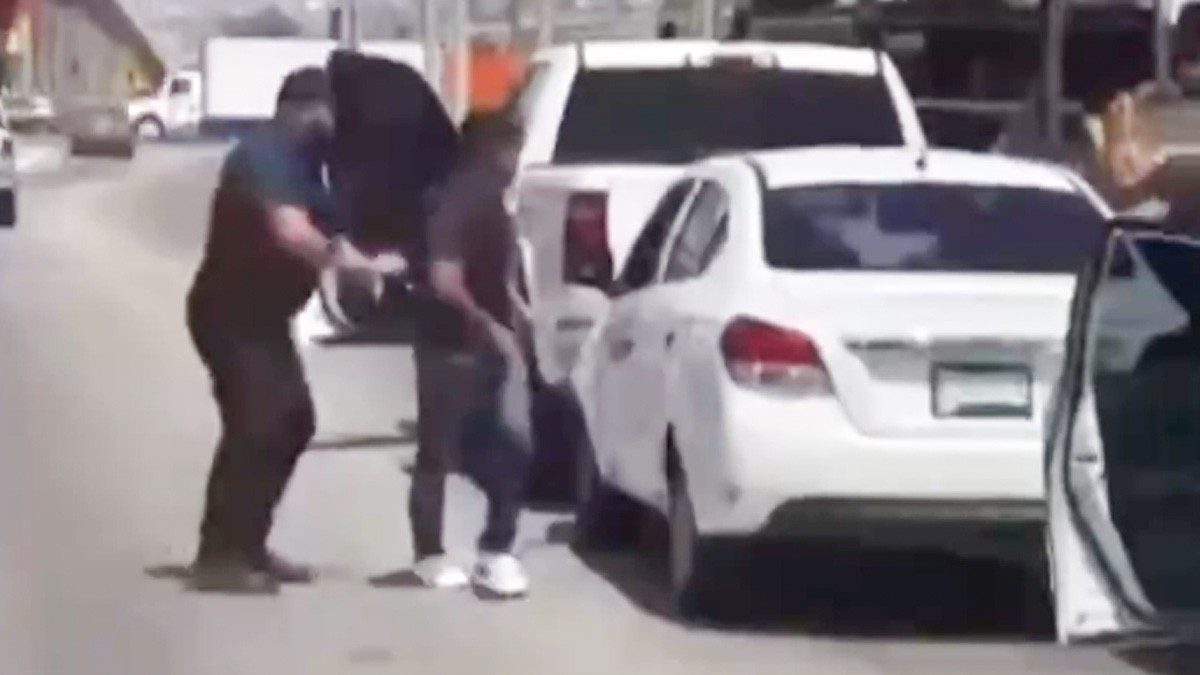 VIDEO Captan agresión contra automovilista durante un pleito vial