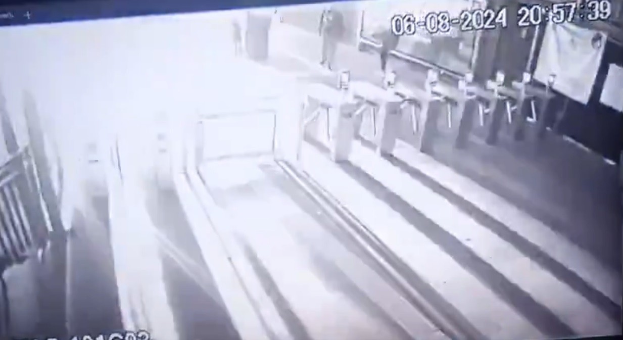 VIDEO Captan caída de un rayo en terminal de tren ligero y pasajeros salen corriendo