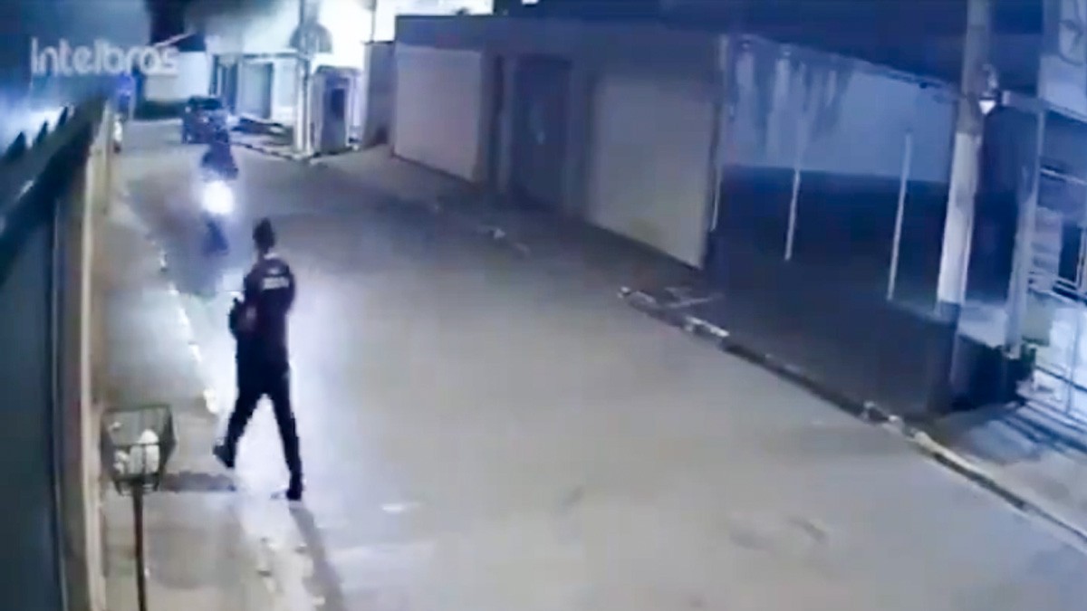 VIDEO ‘Motorratones’ asaltan a hombre, pero víctima les quita la pistola y balea a uno