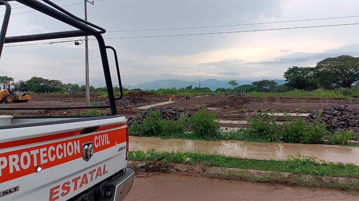 Dos trabajadores empedraban una calle cuando les cayó un rayo, uno muere