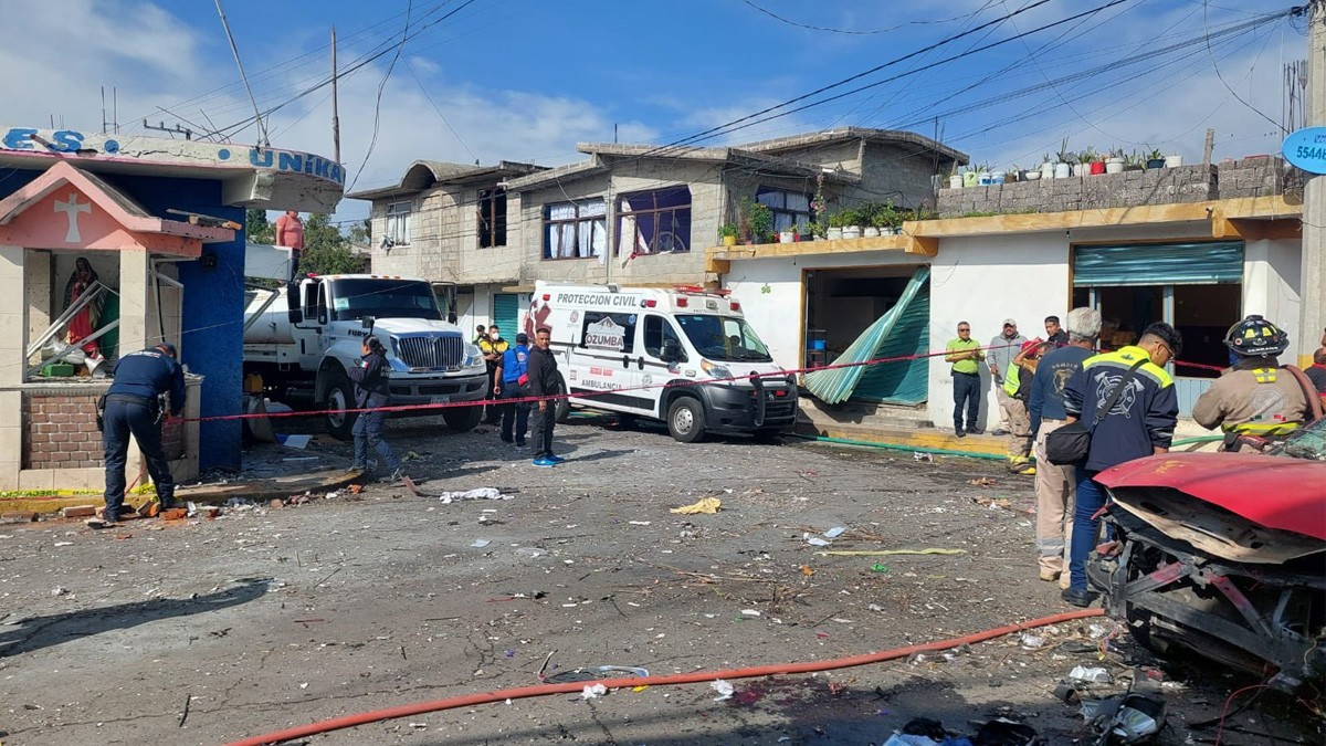 VIDEO Explota camioneta cargada con pirotecnia; hay 13 heridos y un fallecido