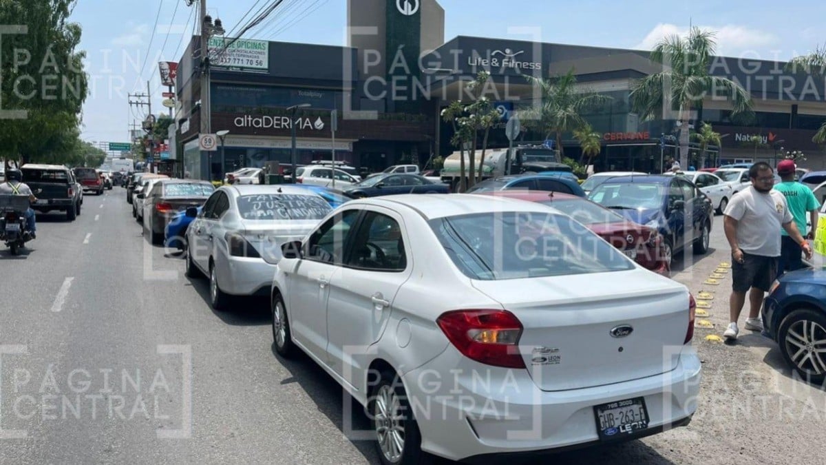 Se manifiestan conductores de transporte ejecutivo contra Uber y Didi en León