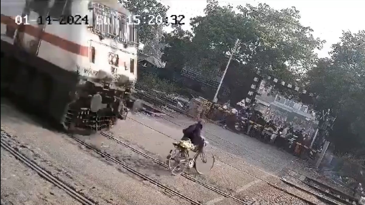 VIDEO Abuelo intenta cruzar las vías cargando su bici, pero el tren termina por arrollarlo