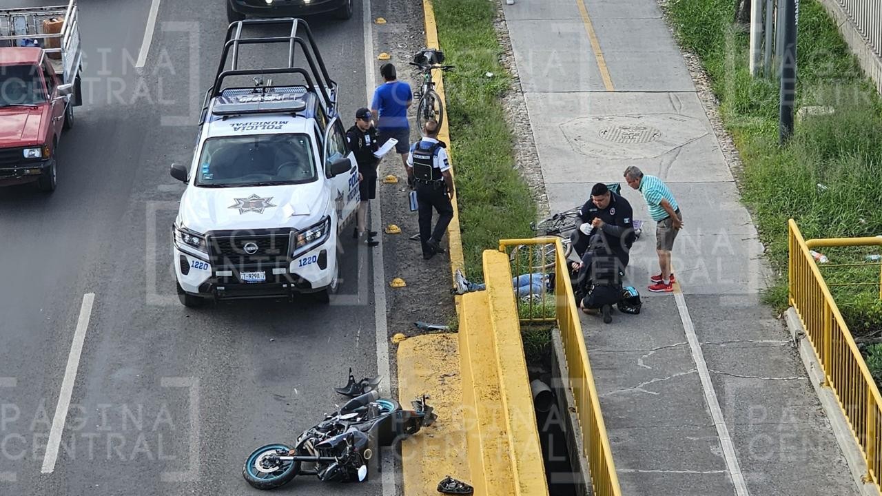 Ciclista intenta cruzar el Libramiento Morelos, pero es impactado por un motociclista