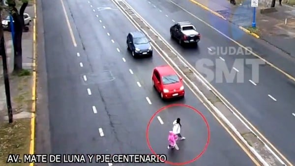 VIDEO Madre e hija cruzan corriendo la calle, pero resbalan y un auto las atropella
