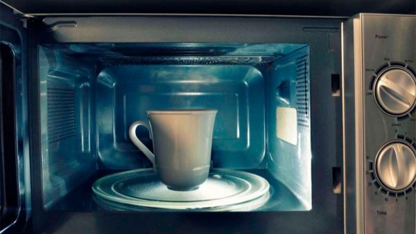 ¿Por qué no deberías calentar agua en el microondas? Expertos te lo dicen