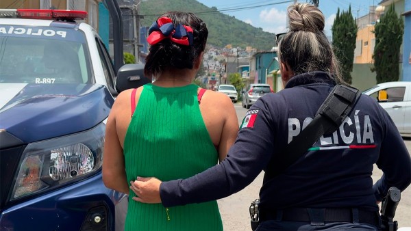 VIDEO Detienen a mujer que fue captada golpeando a su hijo de 4 años con el puño cerrado