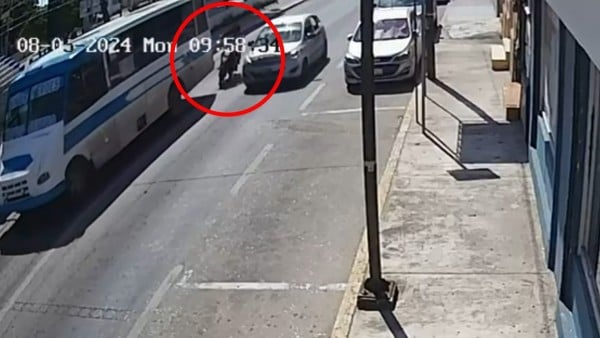 VIDEO Motociclistas sin casco intentan rebasar un camión, pero los atropella una camioneta