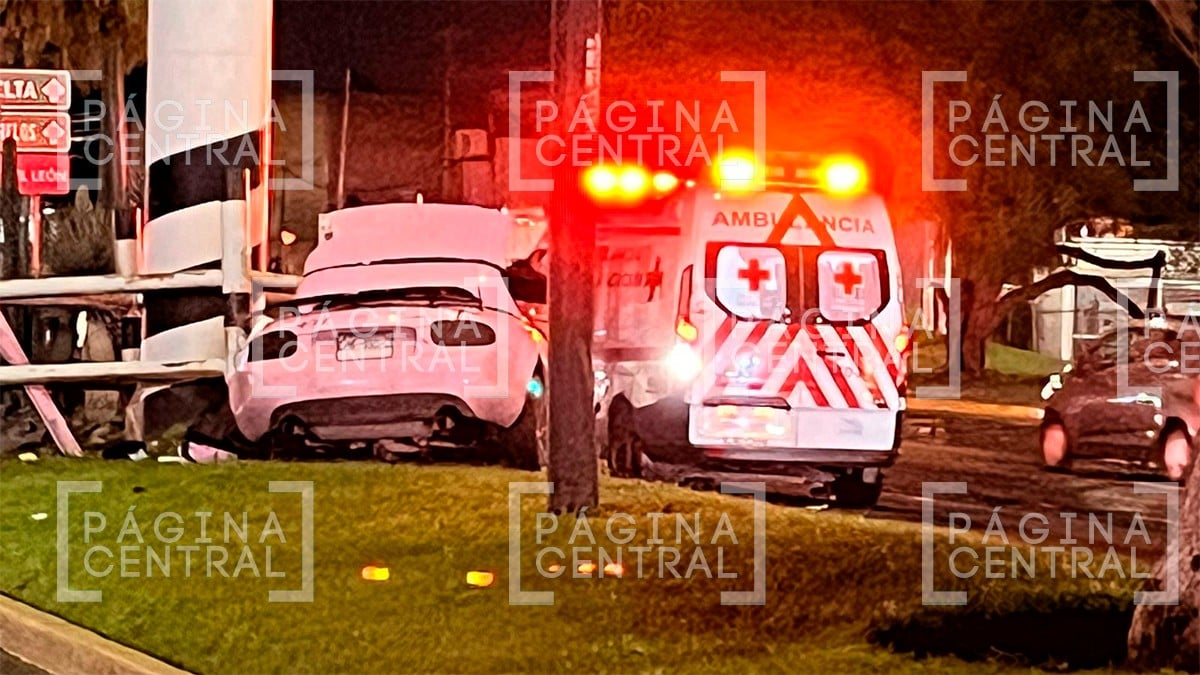 Choca contra puente peatonal y fallece, la víctima presuntamente es de origen asiático