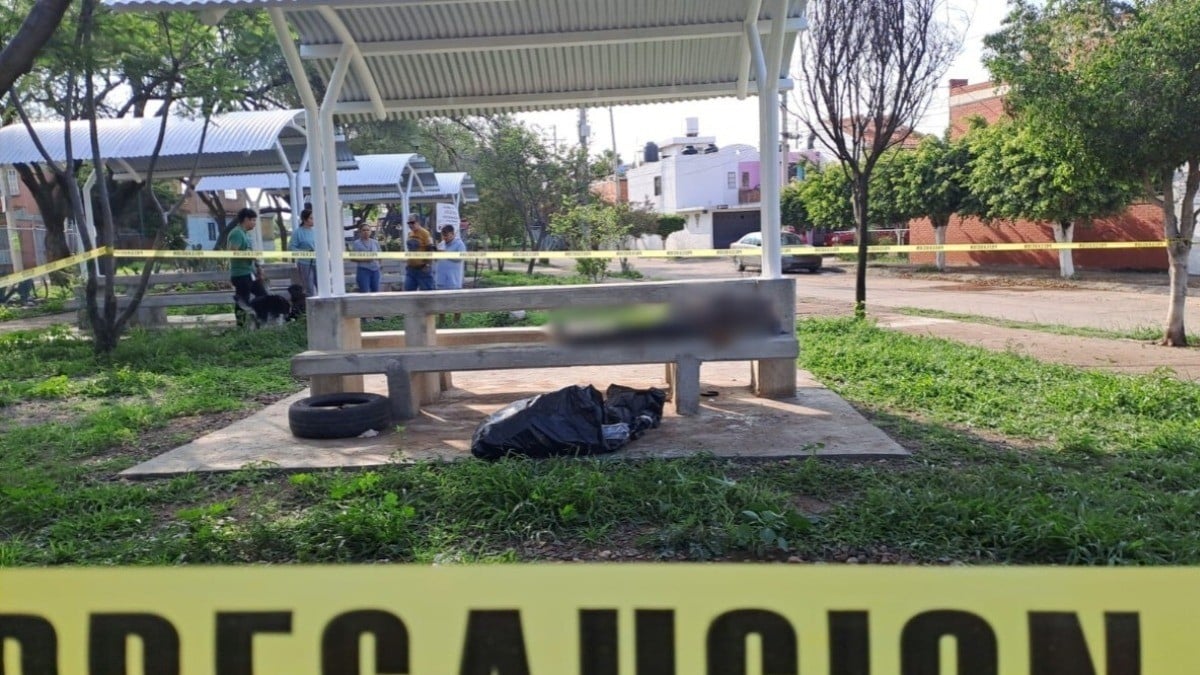 Doña Gloria se recostó en la banca de un parque y ya no despertó, la encontraron vecinos