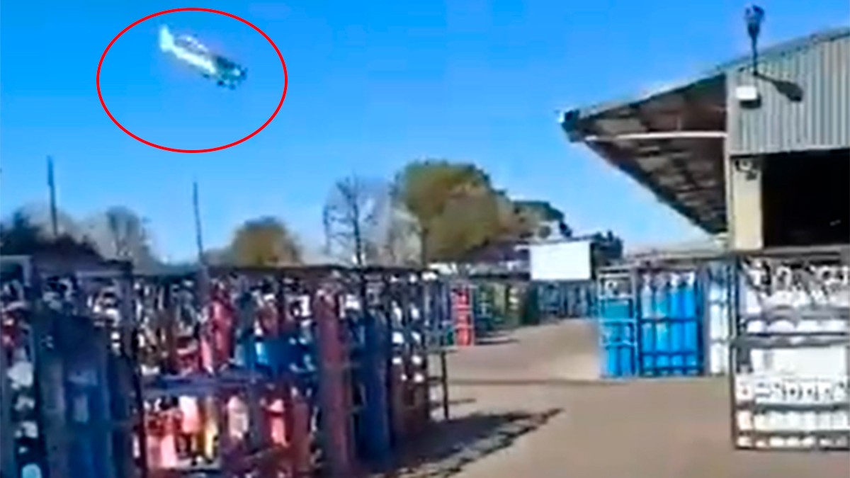 VIDEO Hombre estrella una avioneta contra empresa que lo despidió, él falleció