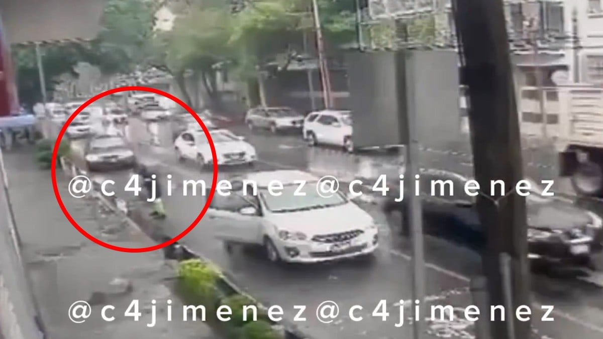 VIDEO Conductor arrolla a barrendero, choca otro auto y se da a la fuga