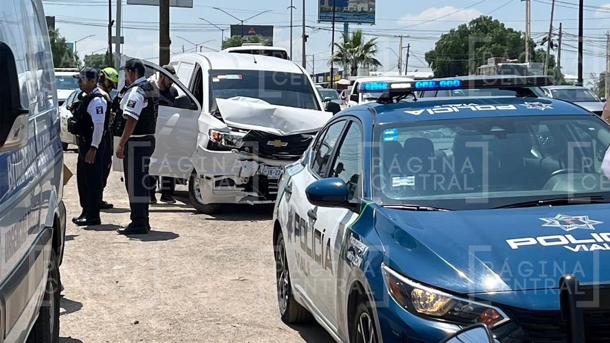¡Encontronazo! Dos tractocamiones y 6 vehículos dañados en carambola en bulevar Aeropuerto