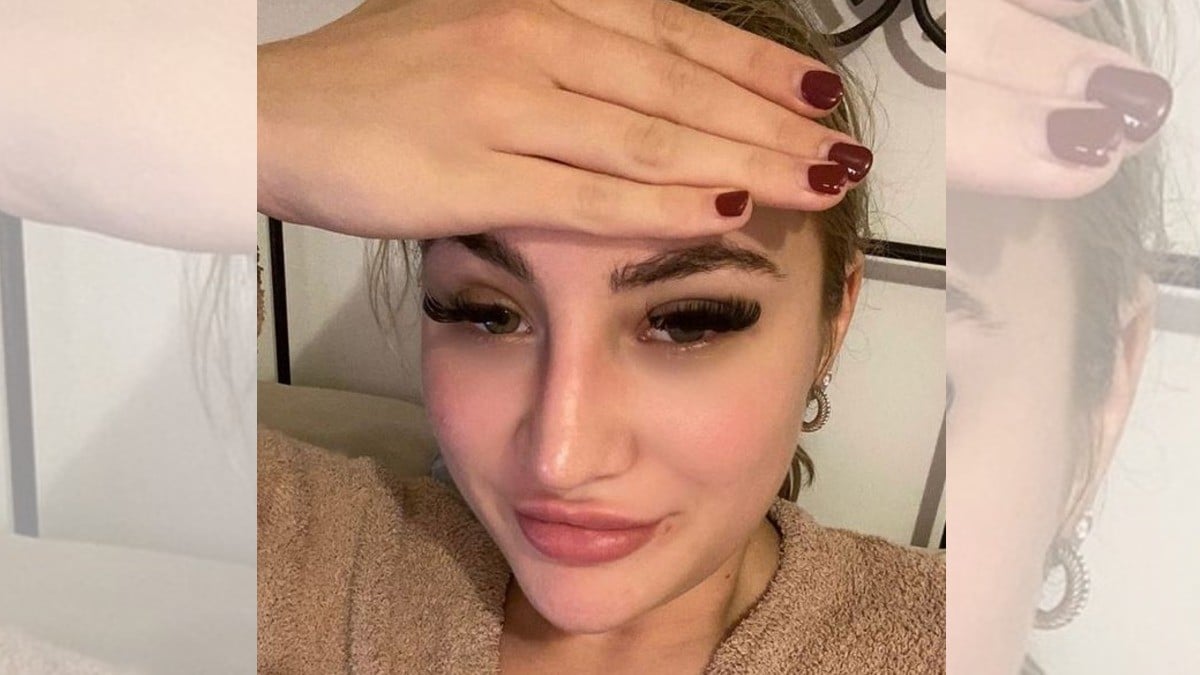 Modelo de OnlyFans apoyó a este político tatuándose esto ¡en la frente!