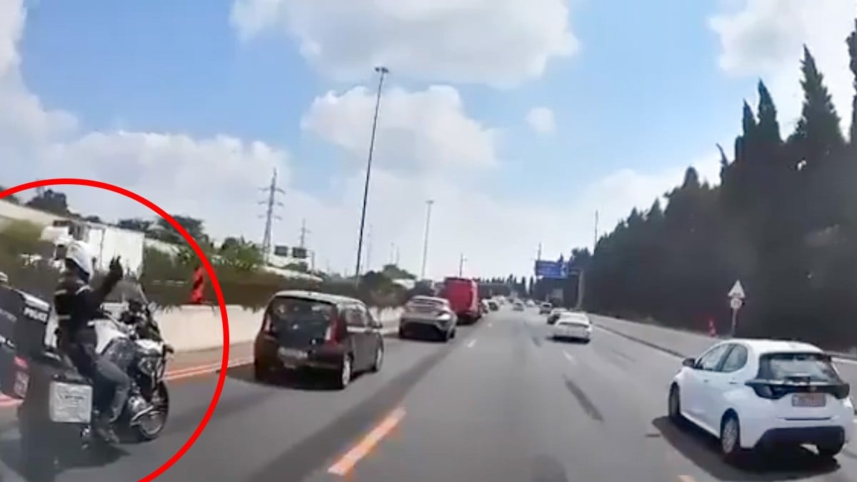 VIDEO Policía motorizado pretendía multar a automovilista, pero termina chocando