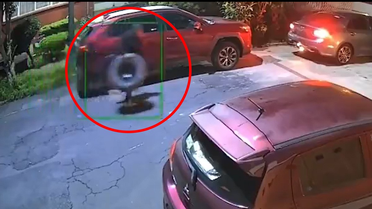 VIDEO En menos de un minuto, hombres le roban la llantas a una camioneta