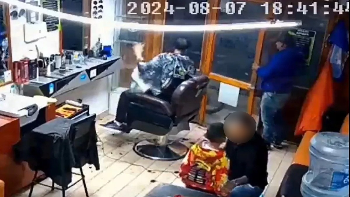 VIDEO Captan asalto a mano armada contra una barbería; había un niño presente