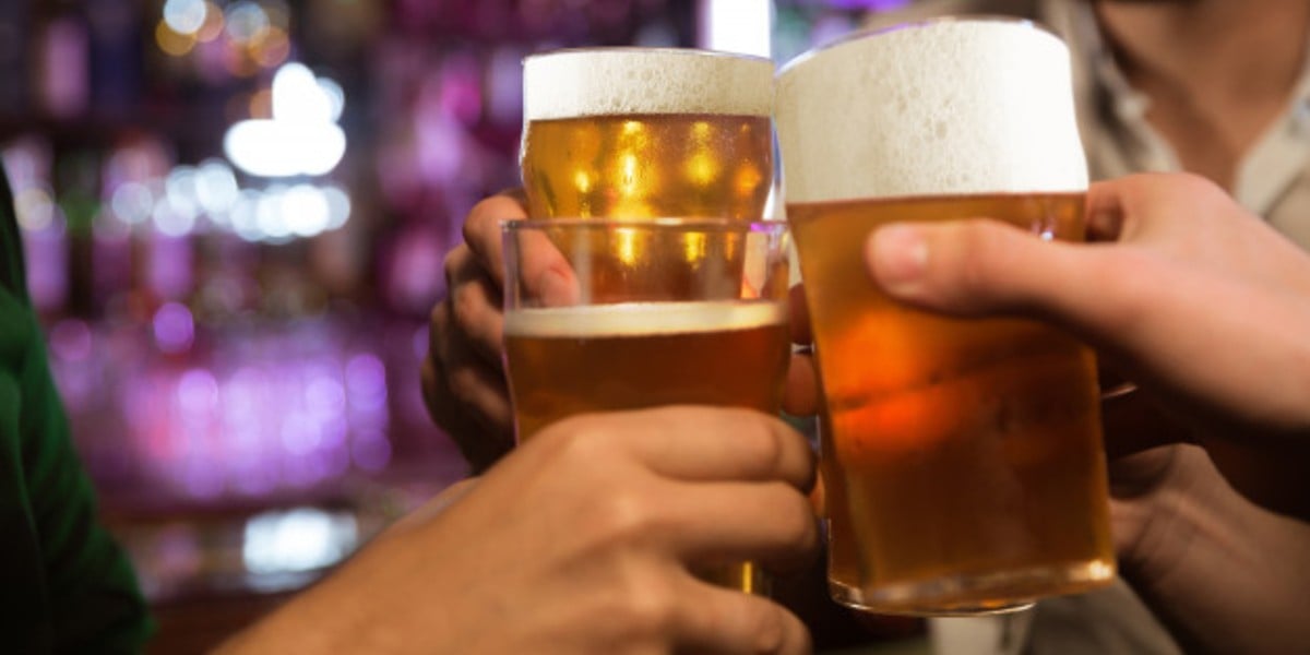 Hombre fallece en la barra de una cantina tras pasar siete horas tomando