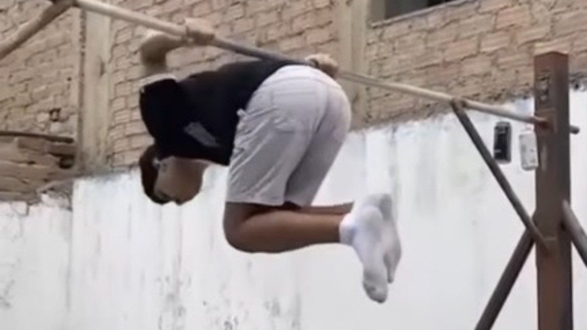 VIDEO Sorprende albañil que presume su rutina de gimnasia 'olímpica'