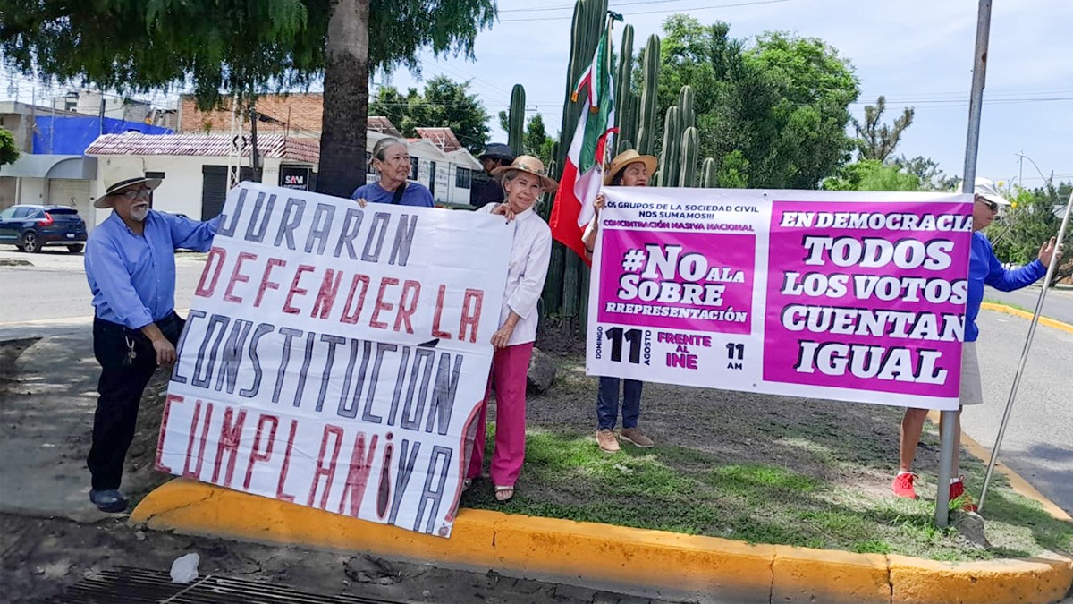 Leoneses protestan y firman contra la sobrerrepresentación de Morena en el Congreso