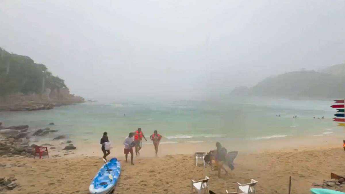 Rayo cae sobre turistas en playa de Huatulco y mata a una mujer; además hay 7 heridos