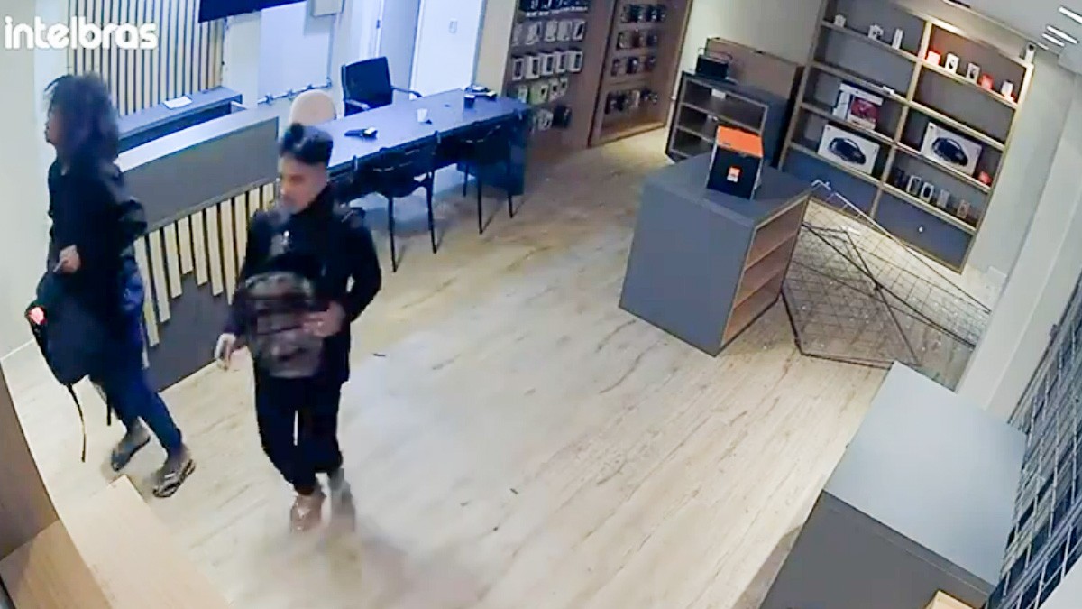 VIDEO Captan a ladrones robando cajas de celulares... ¡pero todas estaban vacías!