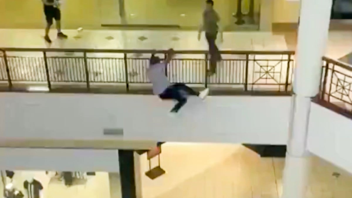 VIDEO Ladrón huía tras un robo, pero se lanza de un segundo piso y se fractura