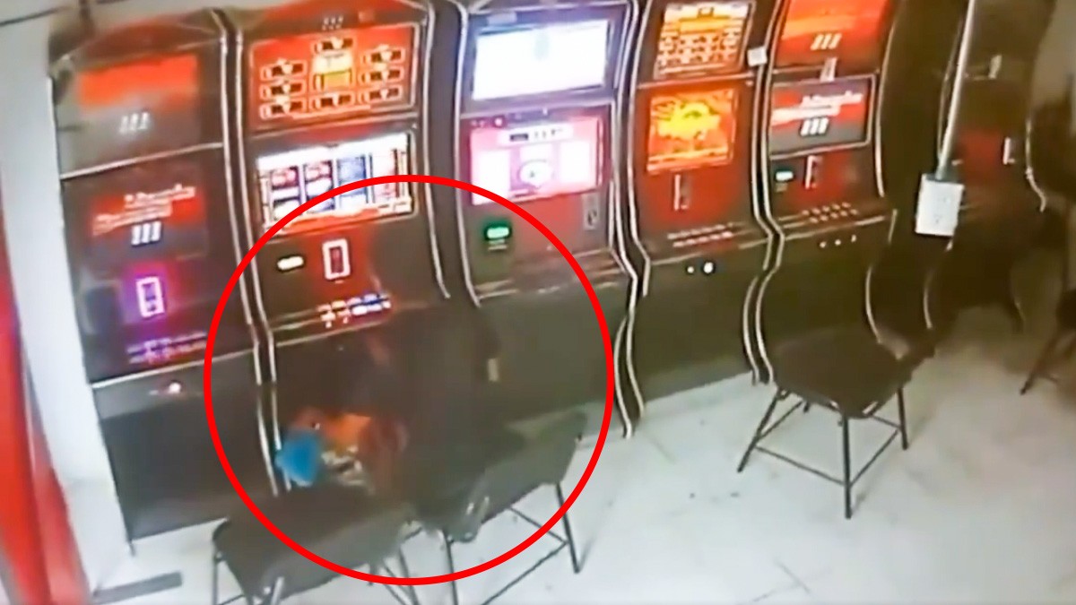 VIDEO Captan momento exacto del asesinato de un hombre en un tragamonedas