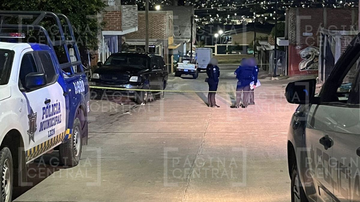 Estaba sentado afuera de su casa y llegan a balearlo en Lomas del Mirador