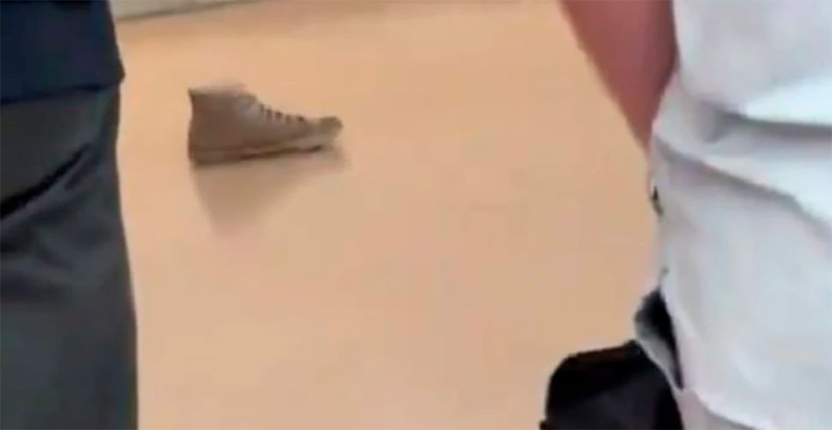 VIDEO Joven deja su zapato en medio de museo y visitantes piensan que es arte conceptual