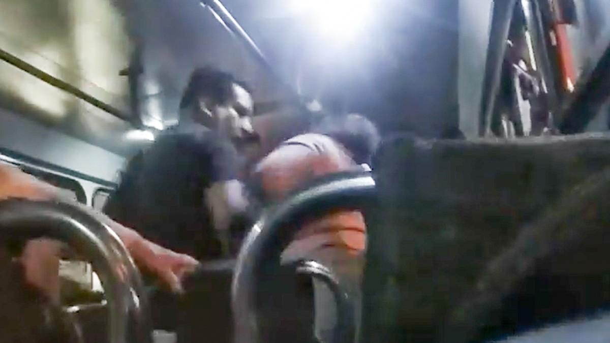 VIDEOS Sujetos armados con tubos interceptan camión urbano y agreden a los pasajeros