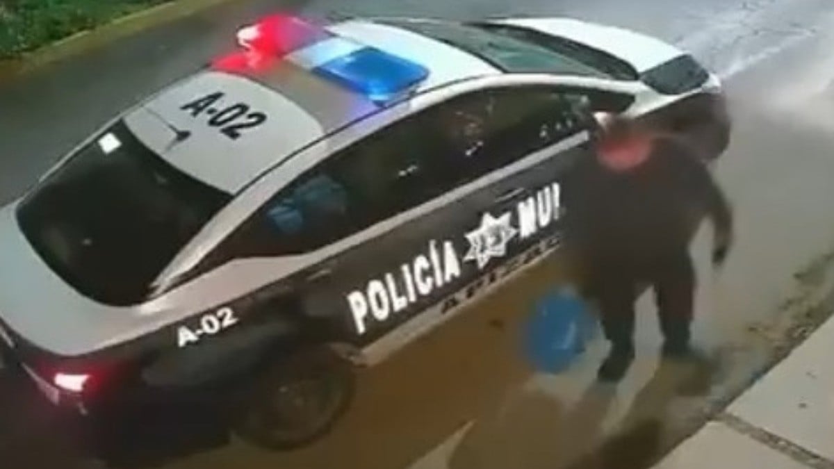VIDEO Captan a policía al robarle la mochila a un indigente mientras dormía