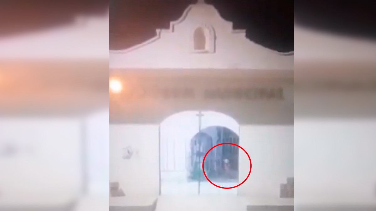 VIDEO Captan presunto espíritu de una niña jugando en un panteón en medio de la noche