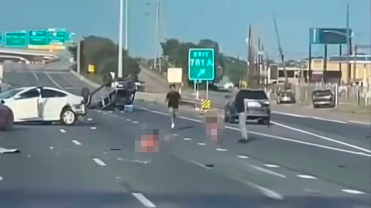 VIDEO ¡Milagro! Dos niños salen expulsados de una camioneta que volcó y sobreviven