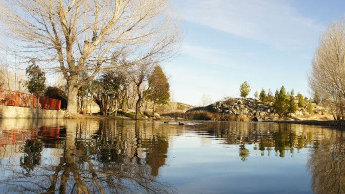 Nieta, su madre y su abuelo mueren ahogados en un lago por intentar sacar una sandalia
