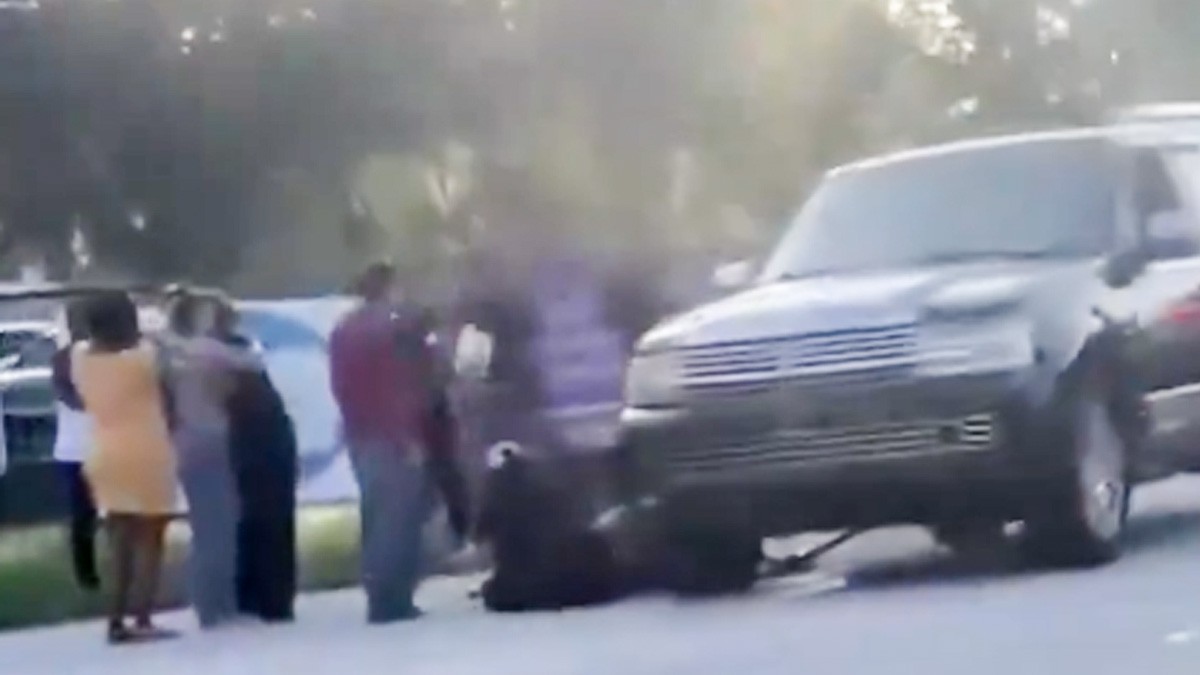 Madre atropella a su propia hija al dejarla en la escuela en el primer día de clases