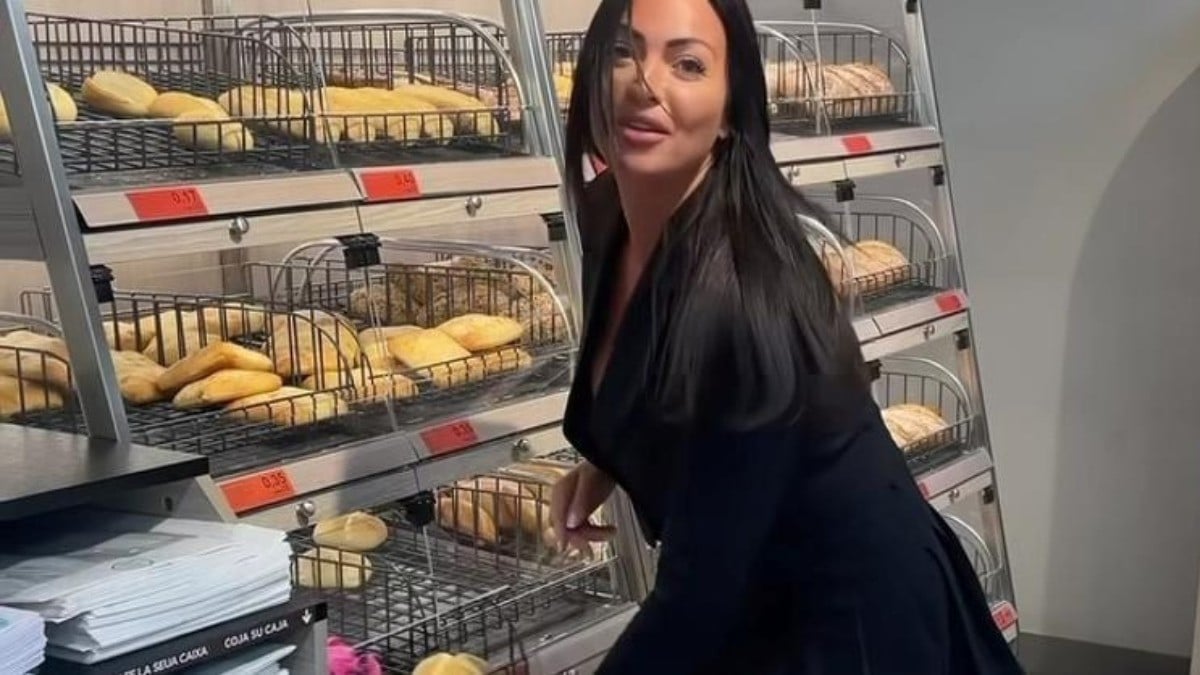 Influencer causa polémica por quitarse ropa interior en público y dejarla en este sitio