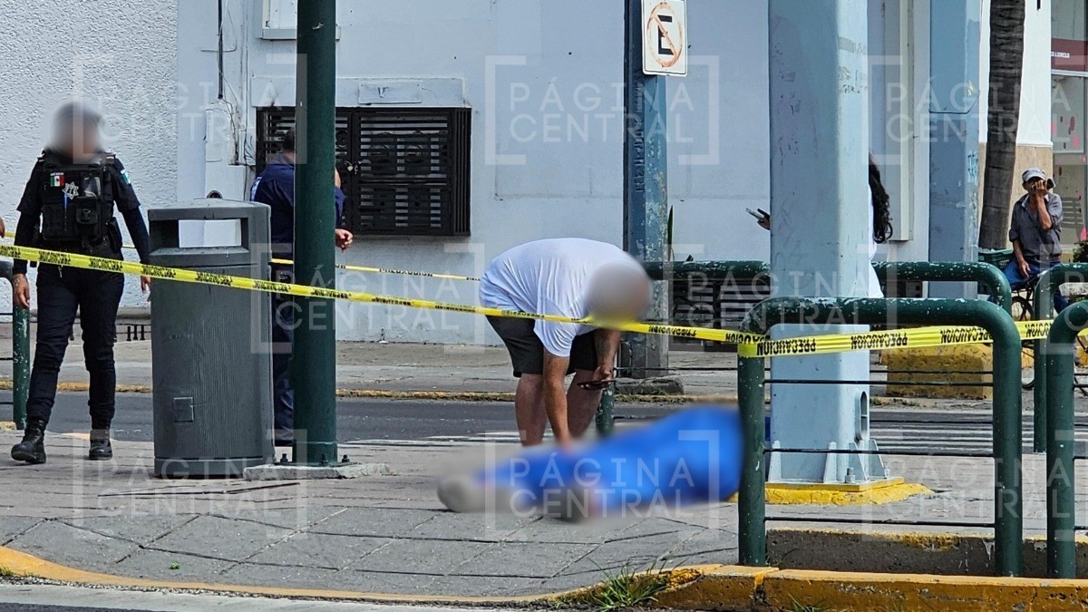 Hombre iba caminando en el paradero del ISSSTE, se desvaneció y murió