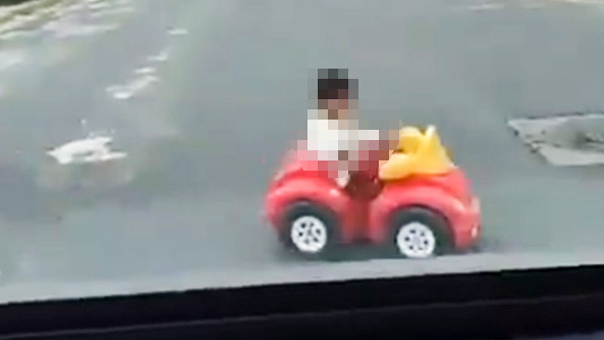 VIDEO Niño en su coche de juguete maneja entre el tráfico; se le 'escapó' a su mamá