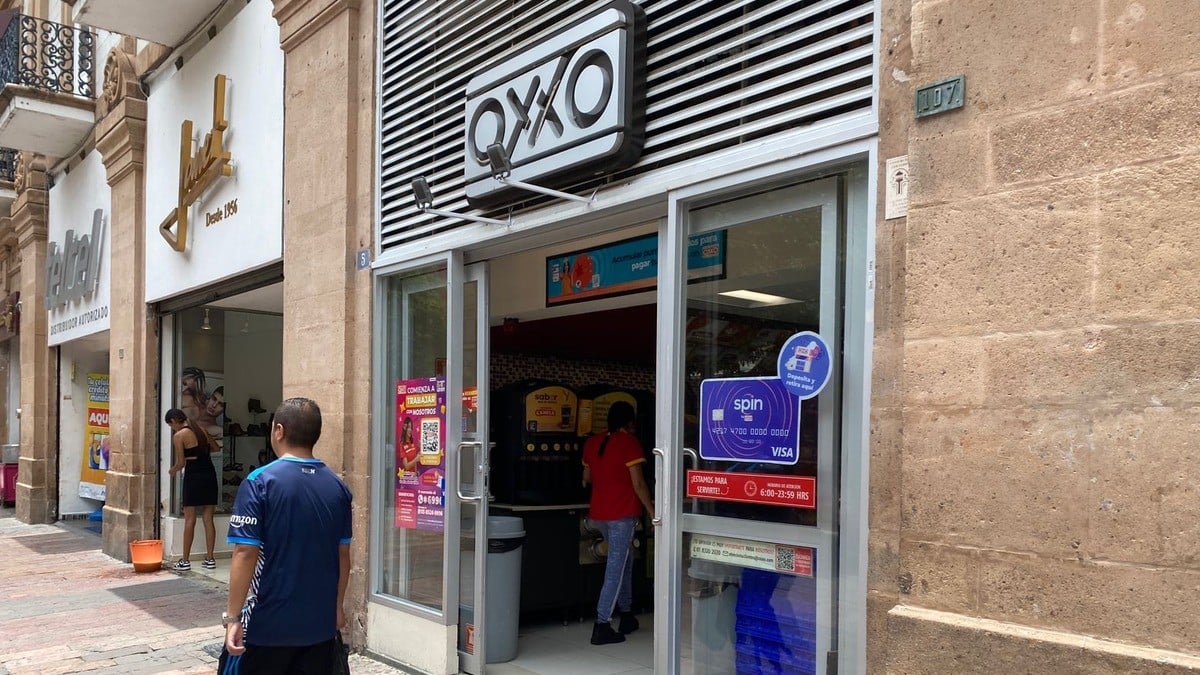¿Sabes cuánto ganan los ‘abrepuertas’ del OXXO? Aquí te lo decimos